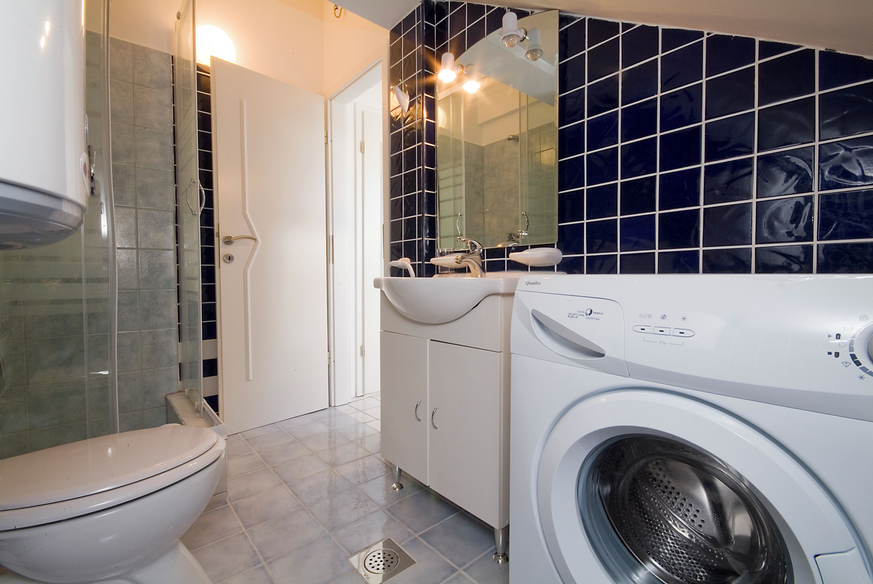 Family Apartment | Bathroom | Shower, free toiletries, hair dryer, towels
