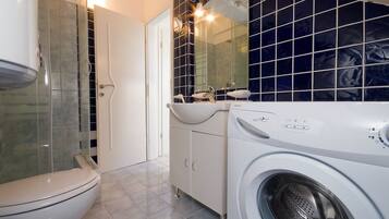 Family Apartment | Bathroom | Shower, free toiletries, hair dryer, towels