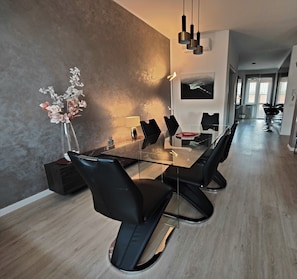 Deluxe Apartment | Dining room