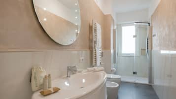 Departamento Deluxe | Baño | Regadera, regadera tipo lluvia, secadora de cabello, bidet