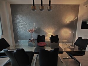 Deluxe Apartment | Dining room