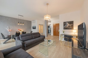 Deluxe Apartment | Living area | Flat-screen TV
