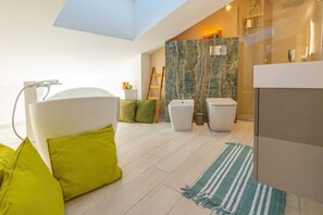 Departamento Deluxe | Baño | Secadora de cabello, bidet, toallas, papel de baño