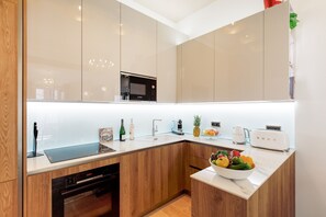 Frigorifero, microonde, forno, piano cottura