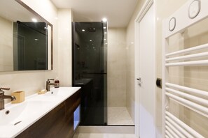 Douche, sèche-cheveux, serviettes fournies, savon