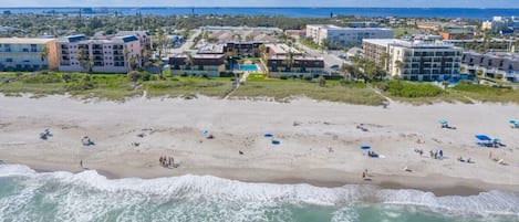 En la playa, sillas reclinables de playa, toallas de playa