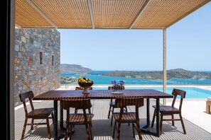 Outdoor dining - Luxury brand new smart villa, Elounda Bright with panoramic sea views, gym, pool (Elounda)