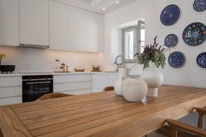 ثلاجة/مجمد بحجم كبير، ميكروويف، فرن، غسالة أطباق