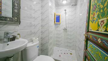 Sadesuihkupää, ilmaiset hygieniatuotteet, hiustenkuivaaja, tohvelit