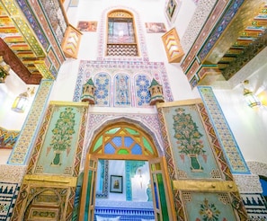 Un interior con detalles intrincados de azulejos coloridos y elaboradas tallas de madera.