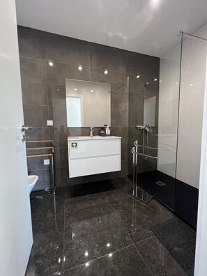 Doccia, asciugacapelli, bidet, asciugamani