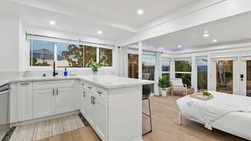 5 slaapkamers, een bureau, een strijkplank/strijkijzer, reisbedje