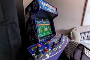 3 bedrooms, desk, travel crib, WiFi - 2 King Beds | Free Parking | Arcade | Grandview (Pittsburgh)