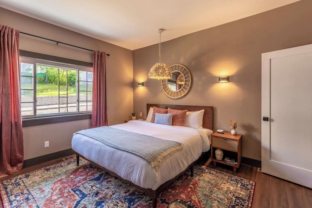 3 bedrooms, desk, travel crib, WiFi