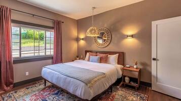 3 bedrooms, desk, travel crib, WiFi