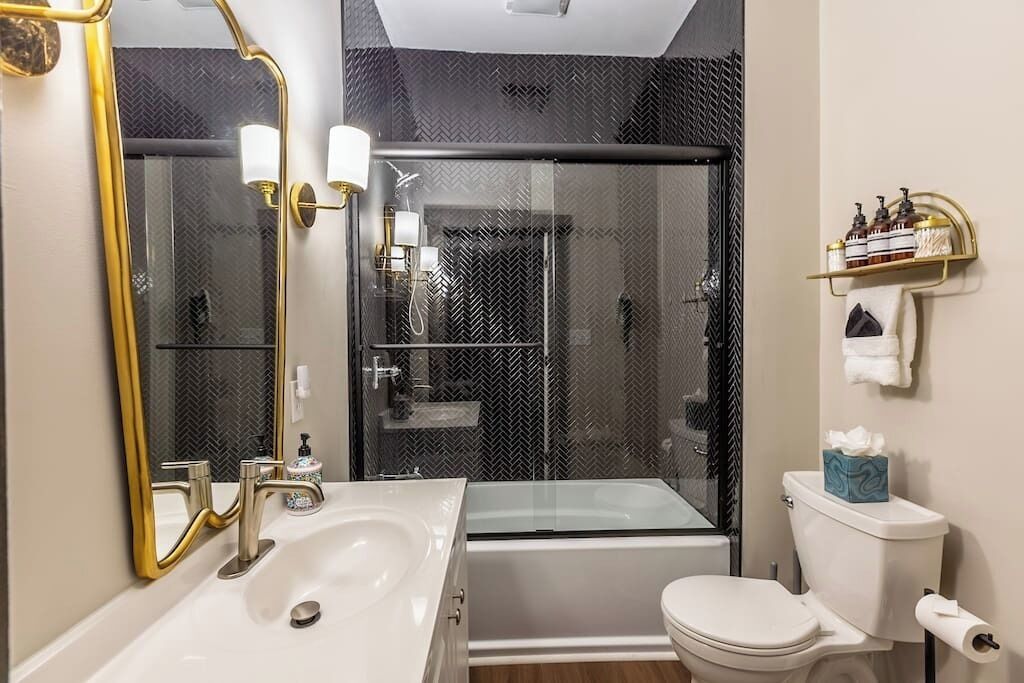 Badewanne, Haartrockner, Handtücher