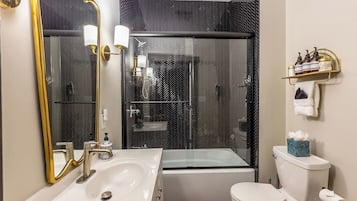 Badewanne, Haartrockner, HandtĂŒcher