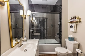 Badekar, hårføner og håndklær