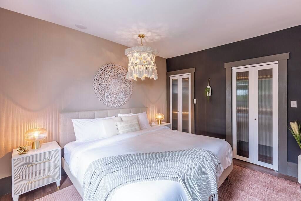 3 bedrooms, desk, travel crib, WiFi