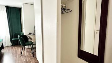 Quartos à prova de som, Wi-Fi de cortesia, roupa de cama