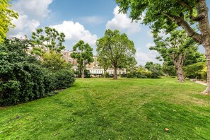 Property grounds - Luxury 3 Bedrooms Apartment in the ♥️ of London, w/ Air Con (Greater London)