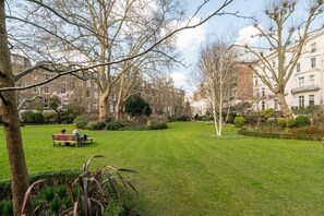 Property grounds - Luxury 3 Bedrooms Apartment in the ♥️ of London, w/ Air Con (Greater London)