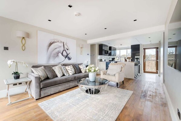 Smart TV, offices - Luxury 3 Bedrooms Apartment in the ♥️ of London, w/ Air Con (Greater London)
