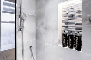 Baignoire, articles de toilette écologiques, séchoir à cheveux, bidet