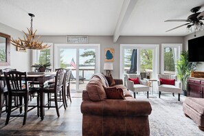 Smart TV, fireplace, video games, music library - Lake View & Access/Hot Tub/5000 Arcade Games/Pool Table/Pontoon for Rent (Kalkaska)