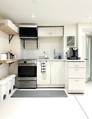 Refrigerador, microondas, horno y parrilla de estufa 