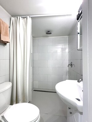 Toallas, jabón, papel de baño 