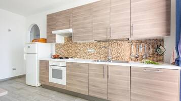 Réfrigérateur, surface de cuisson, lave-vaisselle