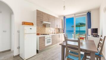 Fridge, stovetop, dishwasher, cookware/dishes/utensils