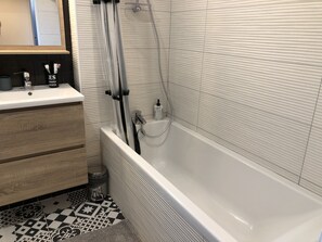 Dusche, Haartrockner, Handtücher, Seife