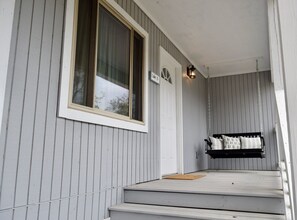 Exterior - Beautiful cabin steps away from the water (Hot Springs)