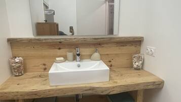 Een douche, een haardroger, handdoeken, toiletpapier