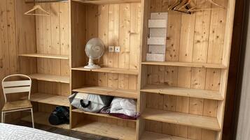 1 slaapkamer, een strijkplank/strijkijzer, wifi, beddengoed