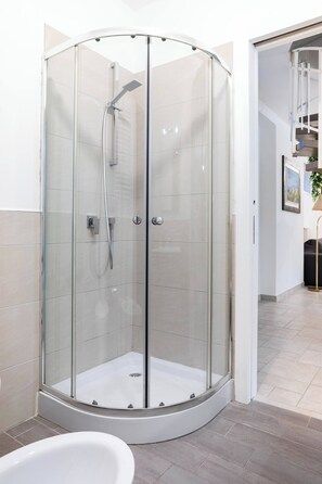 Dusche, Haartrockner, Bidet, Handtücher