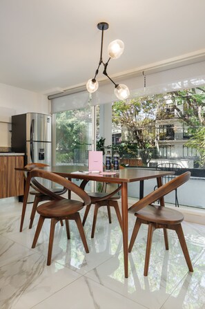 公寓, 阳台 (201) | 私人厨房 | 大冰箱、微波炉、烤箱、炉灶