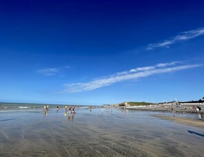 Ligstoelen aan het strand