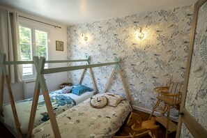 3 bedrooms, iron/ironing board, travel cot, free WiFi