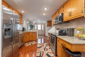 Fridge, microwave, oven, stovetop - Lakeshore Recreational Place (Mound)