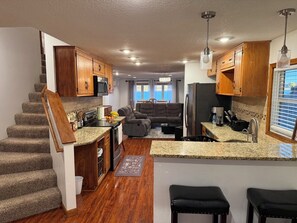 Frigorífico, microondas, horno y placa de cocina