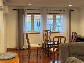 Smart TV, chimenea y libros 