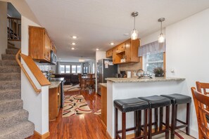 Fridge, microwave, oven, stovetop - Lakeshore Recreational Place (Mound)