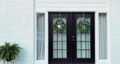 Coastal White Cottage-Isle Of Hope in Savannah