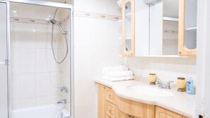 Douche, sèche-cheveux, serviettes fournies, savon