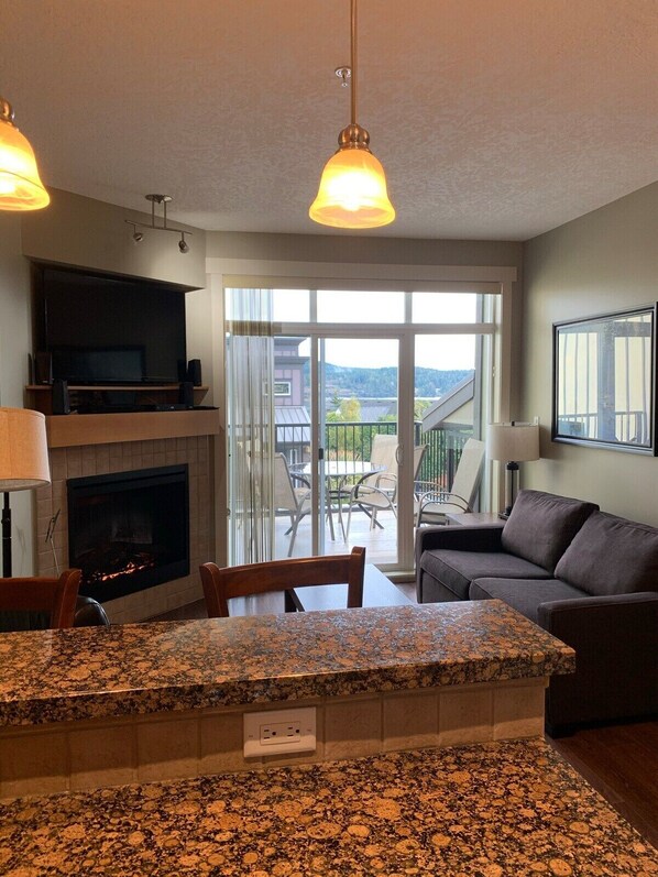 TV, fireplace, offices - Race Rocks Townhouse (Sooke)