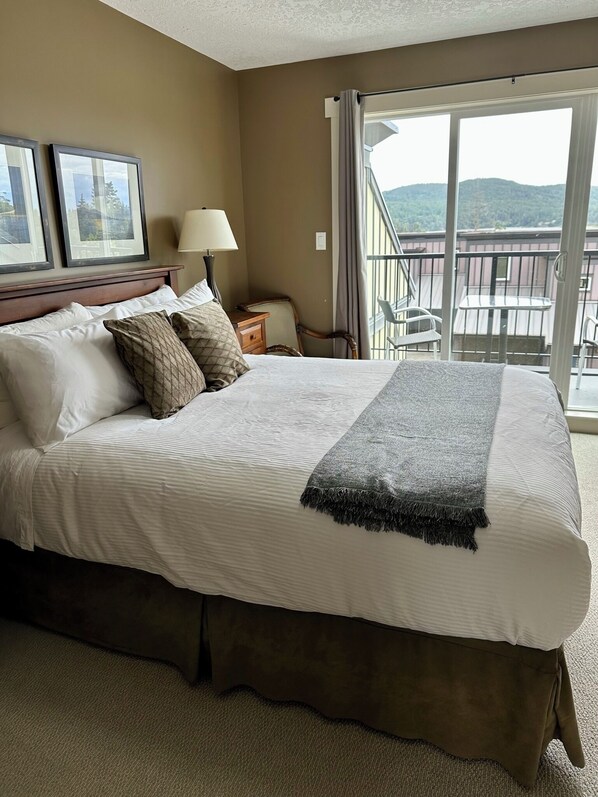 4 bedrooms, iron/ironing board, travel cot, free WiFi - Race Rocks Townhouse (Sooke)