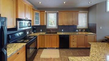 Een koelkast, een magnetron, een oven, een kookplaat